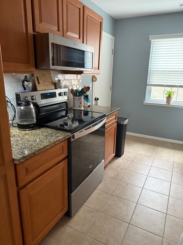 Granite countertops - 32 Village Walk (Wilton, CT)