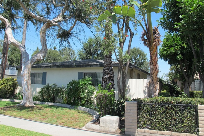 Photo - Elmwood Villa Apartments