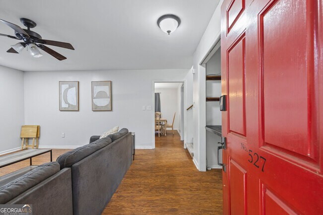 527 University Cir