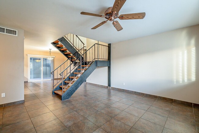 Building Photo - Charming 3 bedroom townhome near everything!