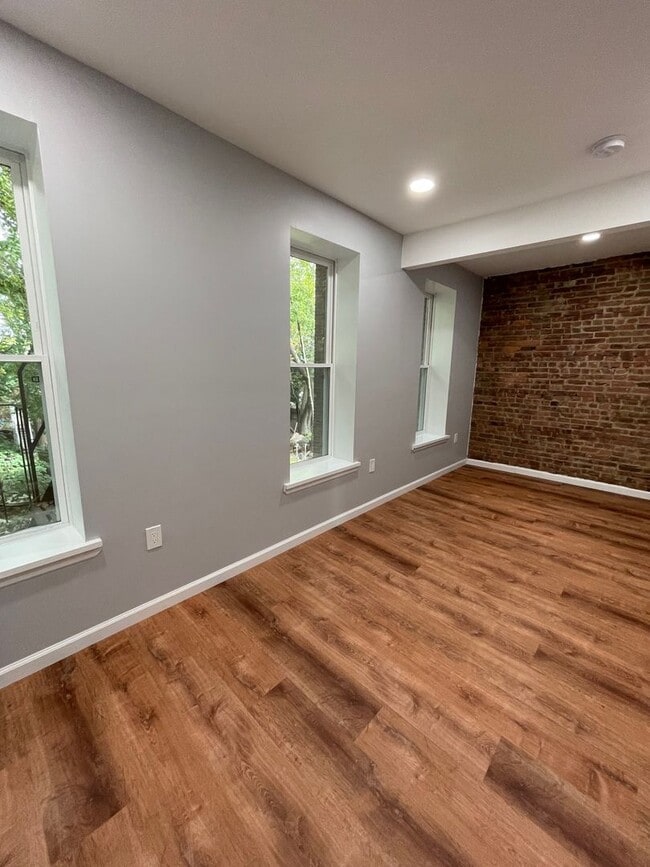 Photo - 106 Renwick St Unit 2