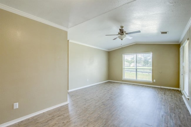 Photo - Spring Hill Village Apartments