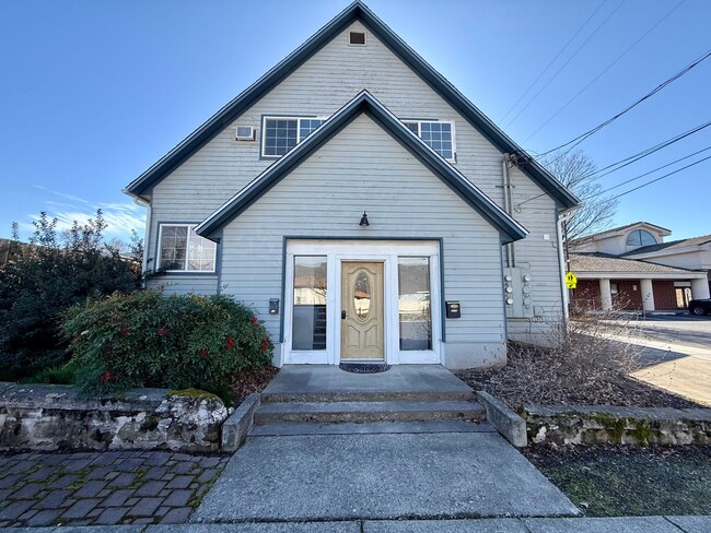 Building Photo - 407 Sycamore St Unit B