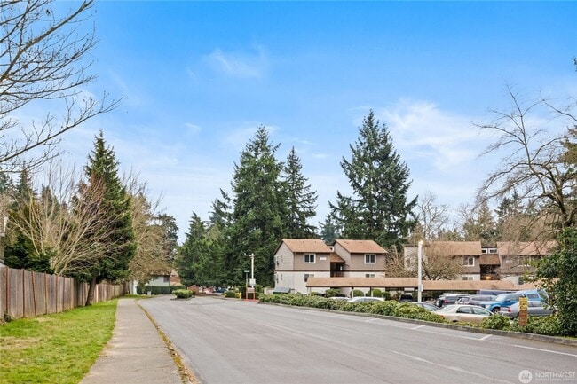 Building Photo - Spacious 2-Bedroom Ground Floor Condo with Private Yard in Kirkland Unit L105
