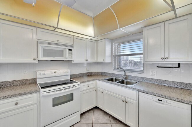 Photo - 328 N Ocean Blvd Unidad 404