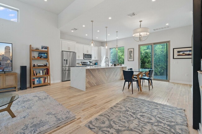 Photo - 2711 Willow St