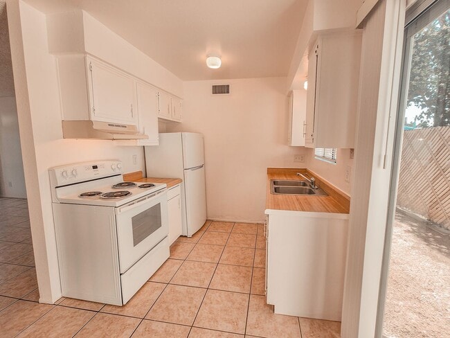 Photo - 1 month free rent move in promotion! Don't... Unit Bev1622-15