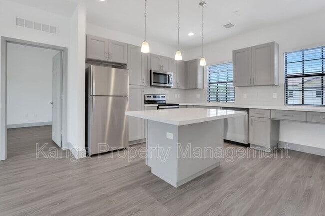 Building Photo - 630 NE 14th Ct Unit 101