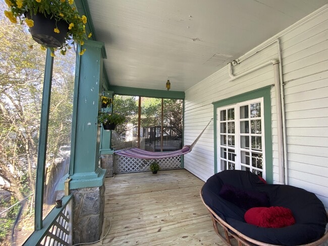 Building Photo - 841 Vedado Way NE