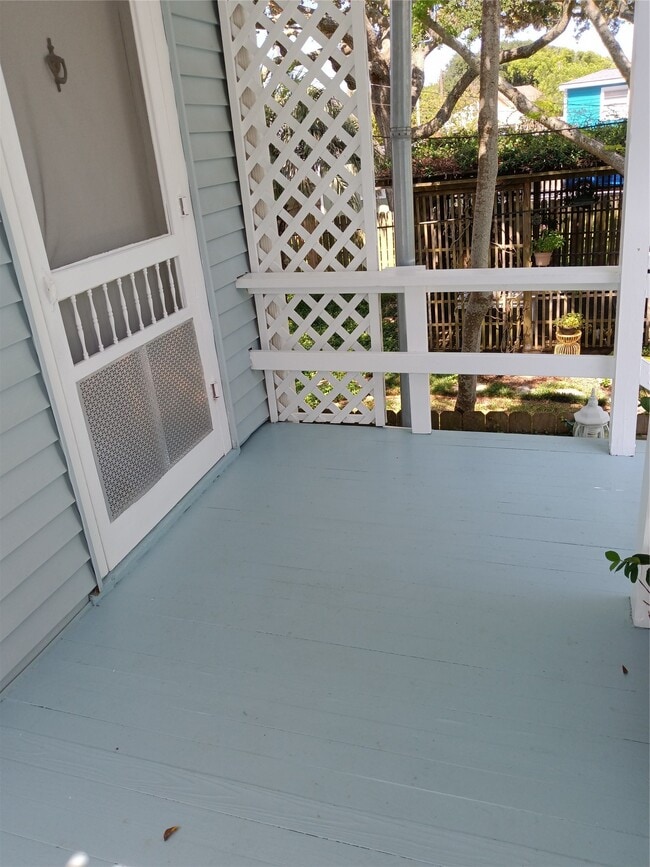 Building Photo - 2725 1/2 Bernardo De Galvez Ave Unit 1