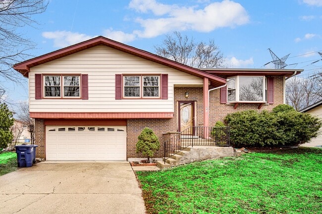 Building Photo - 4 Bed 2.5 Bath in Des Plaines