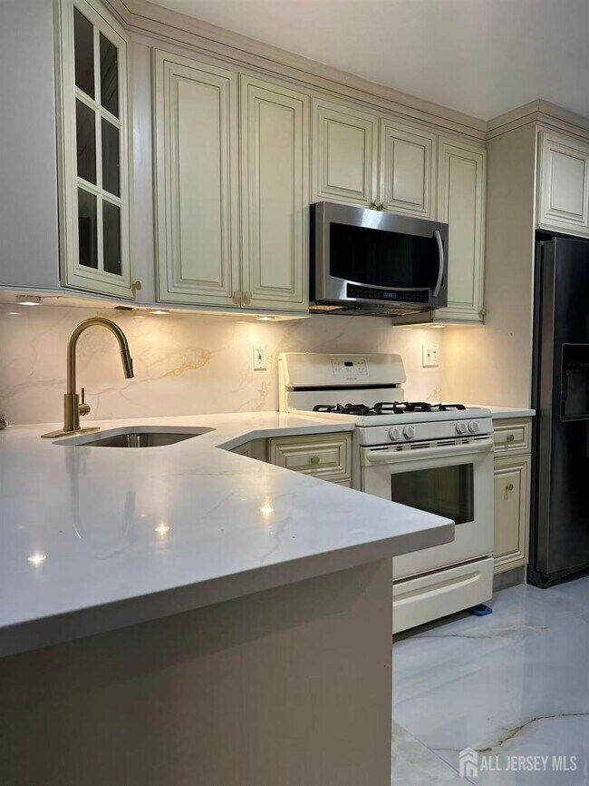 Photo - 405 N Oaks Blvd