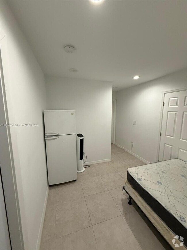 Building Photo - 3101 SW 14th St Unit 2 Rental