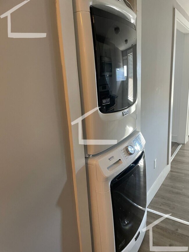 Photo - 9/1 Renovated 4BR/1.5BA w/laundry in unit, AC, near Castle Is!