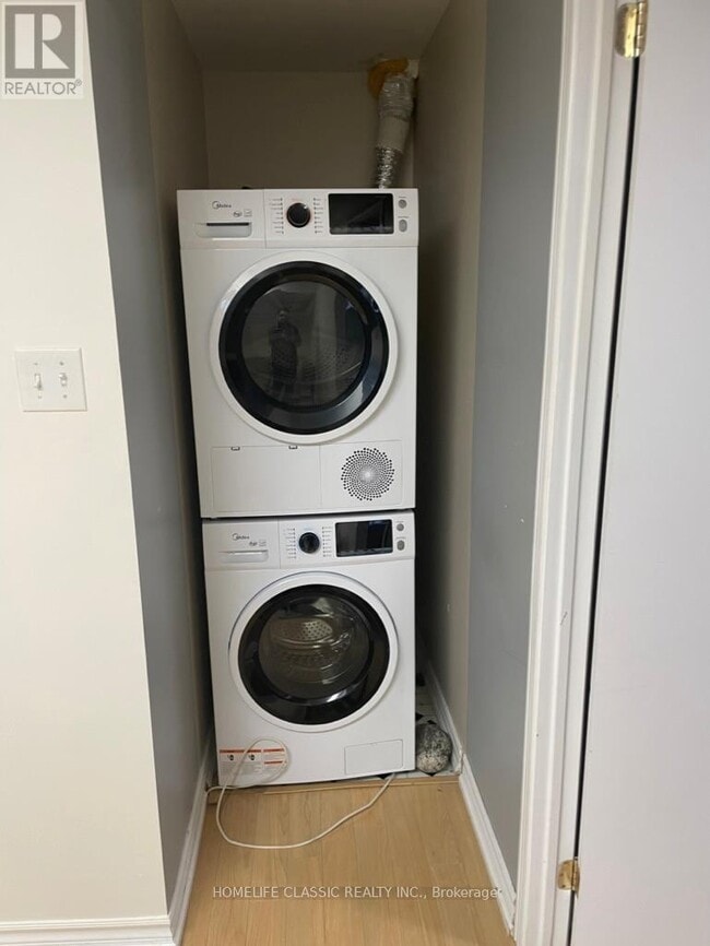 Photo - 102 Church St S