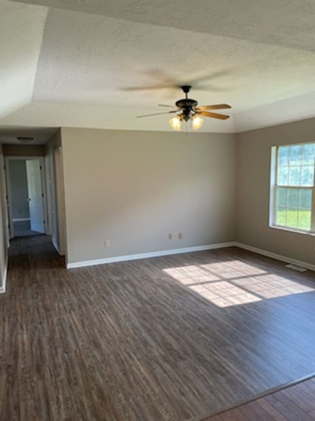 Building Photo - Charming 3 BD 2 BA Home!
