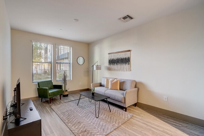 Photo - 555 N College Ave Unidad ID1014601P