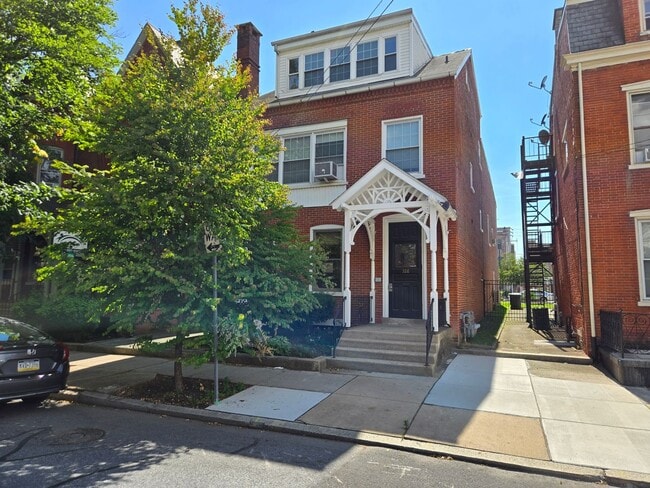 Building Photo - 326 N Duke St Unit Apt. 3