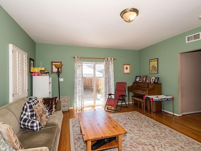 Photo - 7848 Bleriot Ave