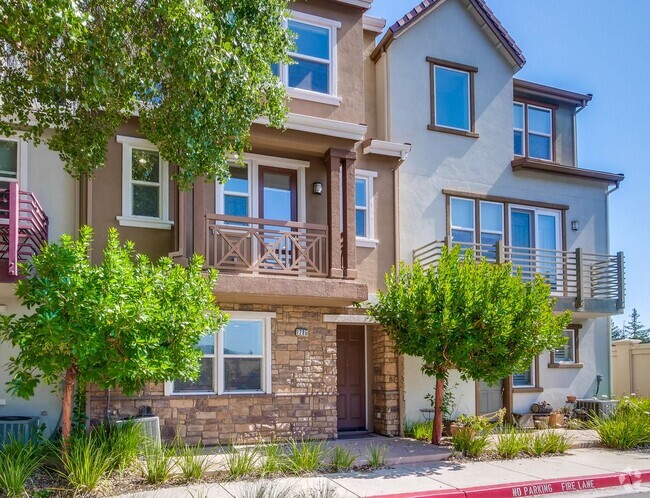 Building Photo - Excellent 4 Bed 2.5 Bath Town Home!