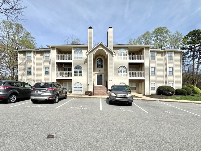 Building Photo - Immaculate 2 BR condo convenient to loop and I-40