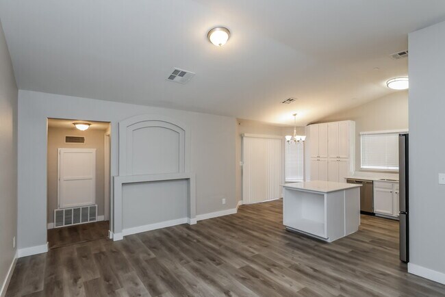 Photo - 801 Zinnia Cir