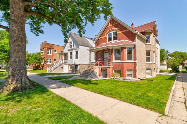 Classic Chicago charm - 4912 W Cornelia Ave Unit 1