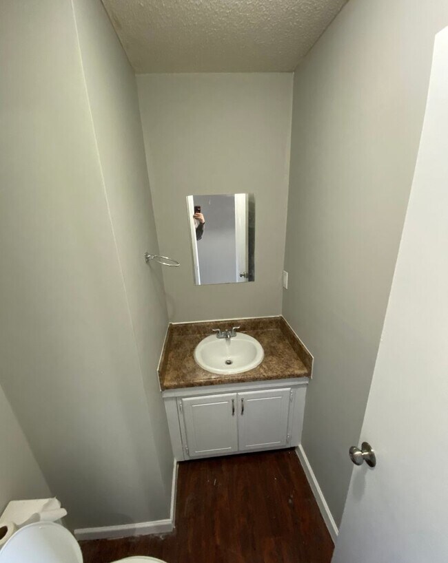 Photo - **Spacious 2 Bedroom | 1.5 Bath with Functional Layout** Unidad Apartment C