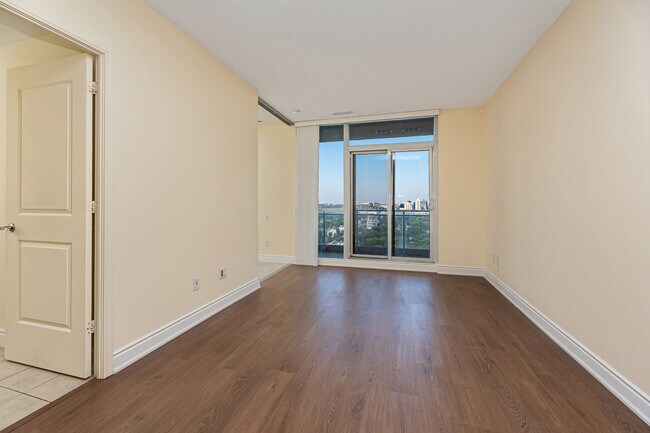 Photo - 23 Sheppard Ave E