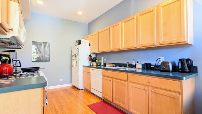 Building Photo - 3719 W Byron St Unit 2