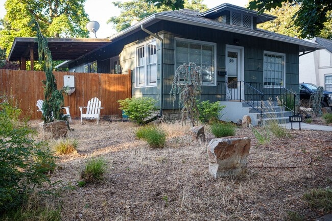 Photo - 2411 W Woodlawn Ave