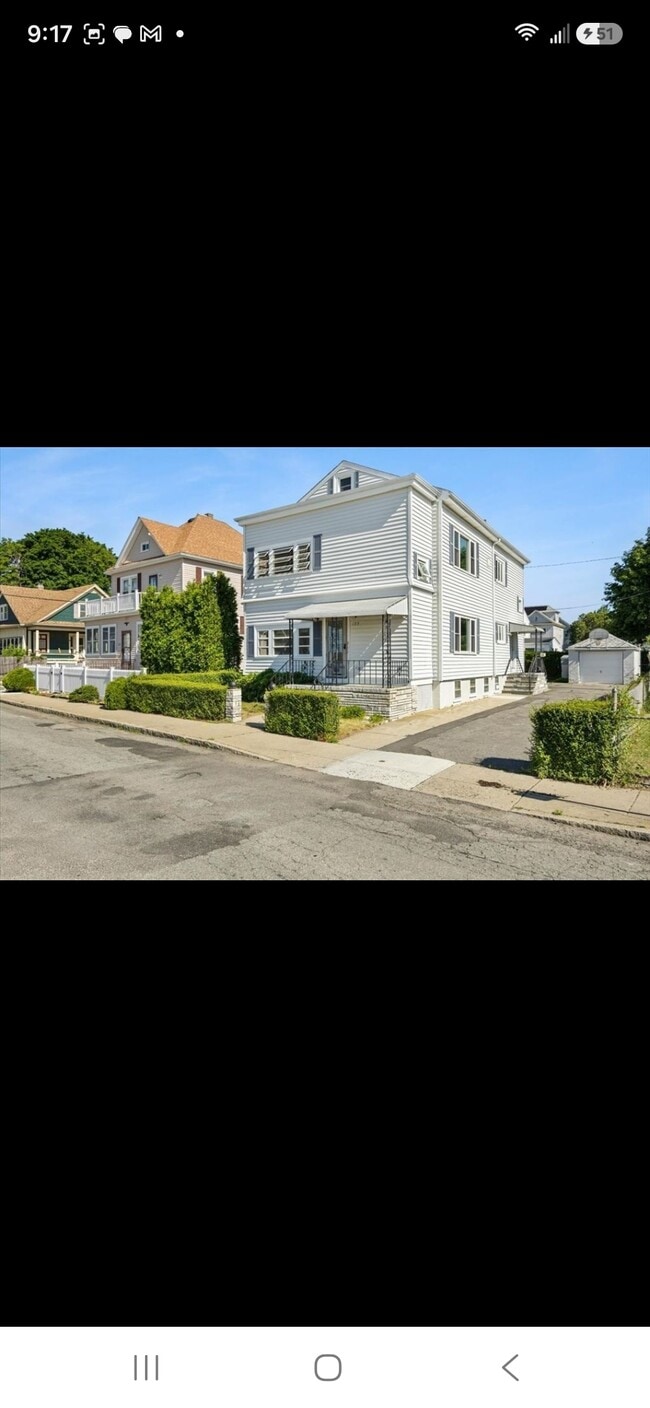 Building Photo - 123 Brooklawn St Unit 3 bdrm Across from Brooklawn Park $2000