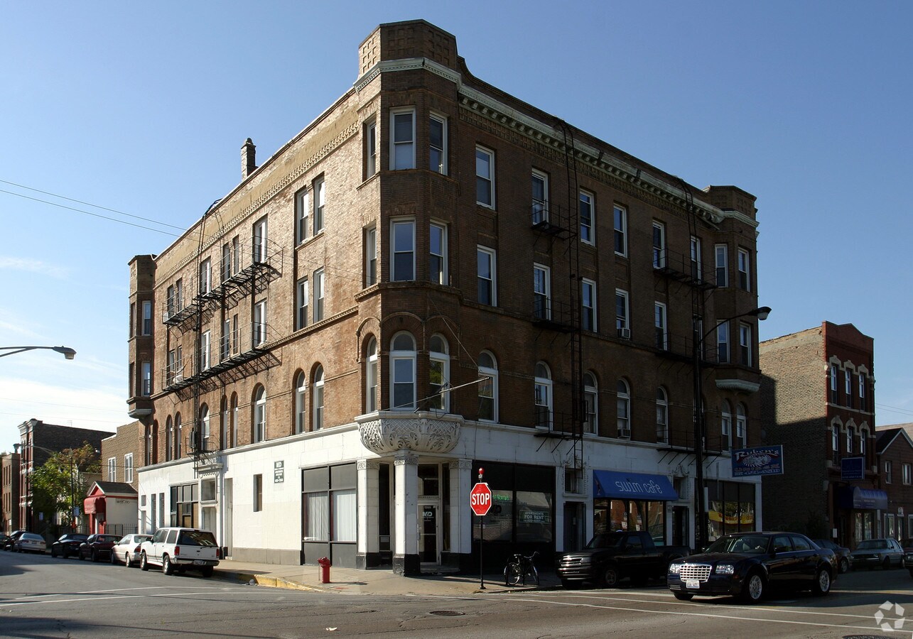 Photo - 1355-1359 W Chicago Ave Apartments