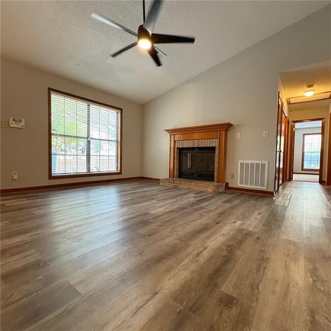 Photo - 1233 Shannon Way SW