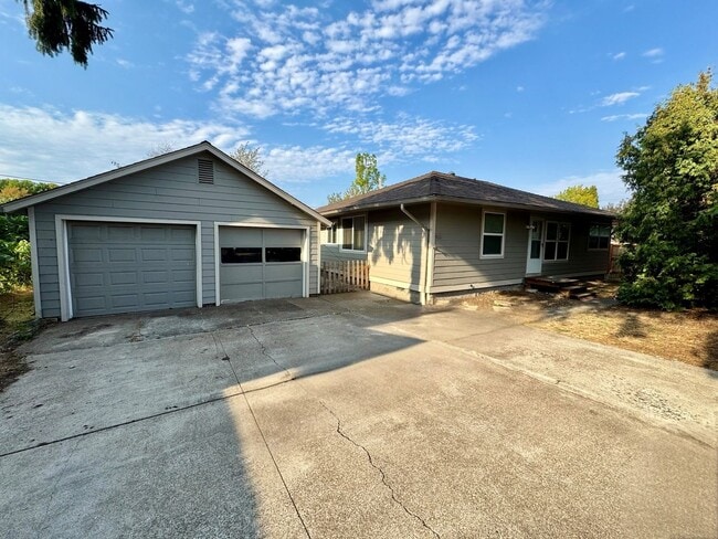 Pet-Friendly Home Conveniently Located Nea... - Pet-Friendly Home Conveniently Located Nea...