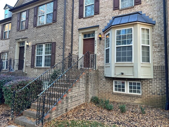 Building Photo - Amazing Three Bedroom Townhome in Southend!