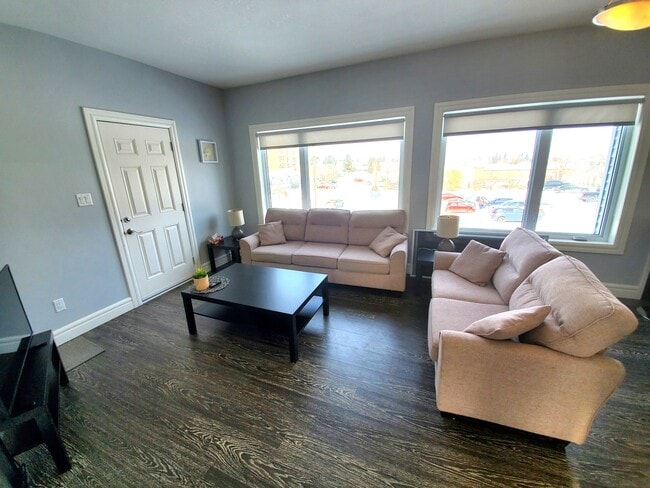 Photo - 930 11 St