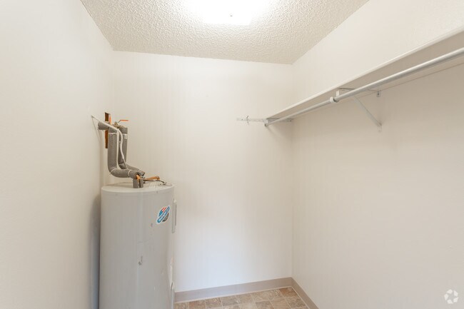 1BR, 1BA - 611 SF