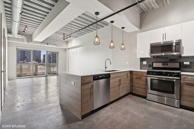 Building Photo - 1255 N Milwaukee Ave Unit 508 Rental