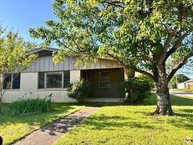 Building Photo - 4 Bedroom Updated Spacious Home!