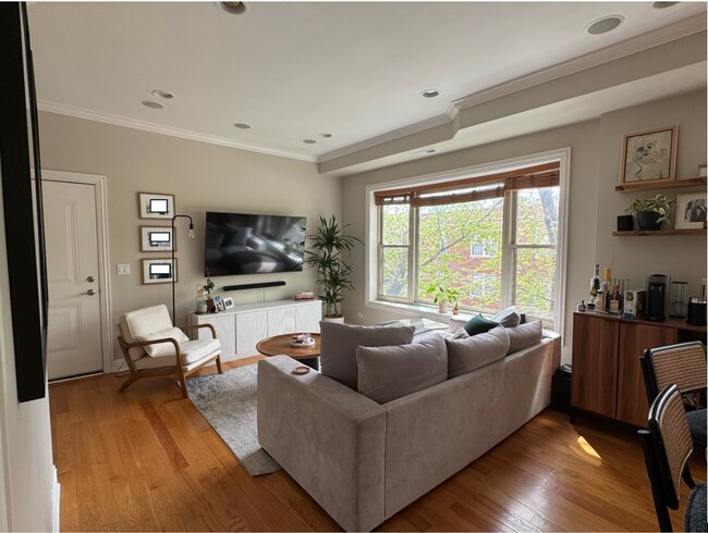 Photo - Roscoe Village, Sun-drenched and south-facing, 2-bedroom condo