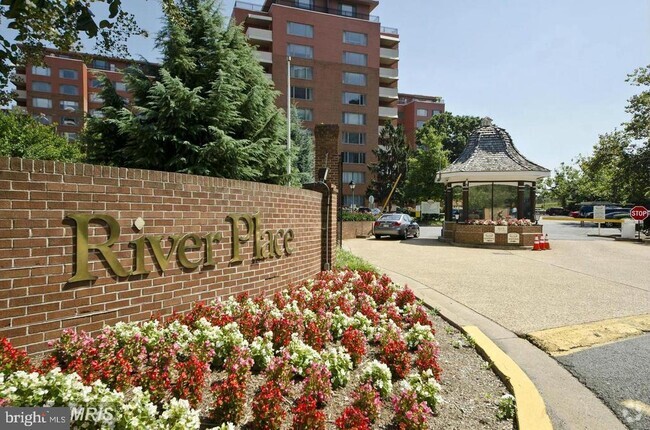 Building Photo - 1121 Arlington Blvd Unit 737 Rental
