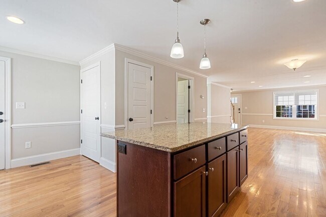 Photo - 220 White St