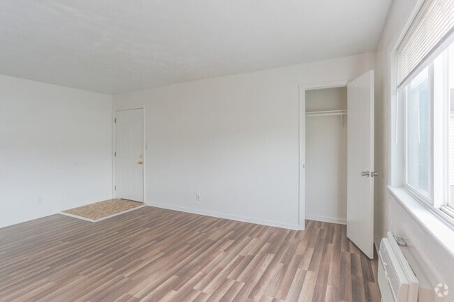 2BR,1BA,-800SF