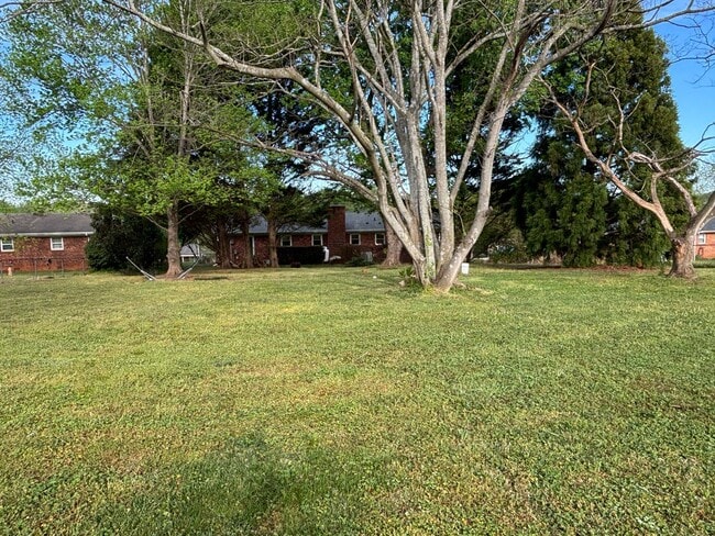 Building Photo - The Perfect Family Home!!!