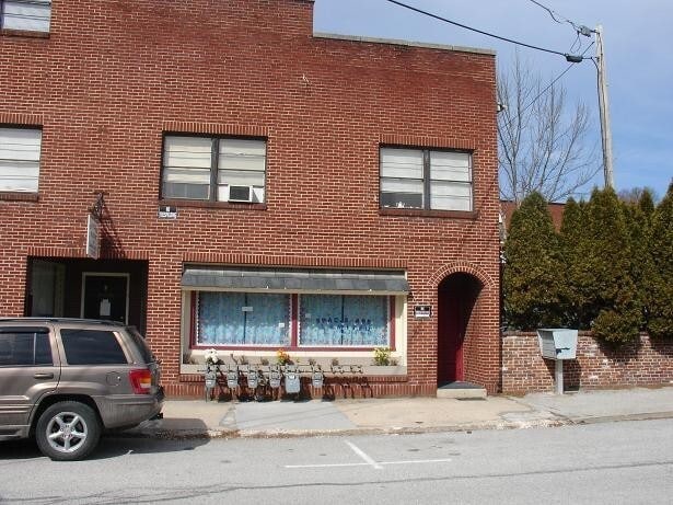 Building Photo - Spacious 1 Bedroom Apartment