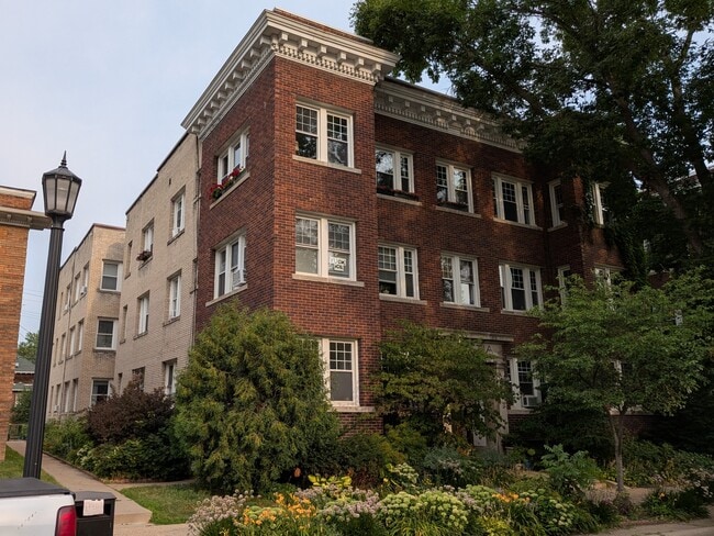Building Photo - 2300 Girard Ave S Unit 2300 Girard Ave S Apt 102