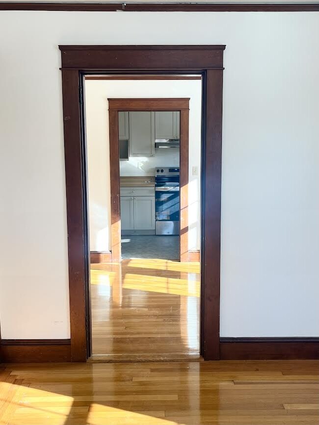 Mirando desde la sala de estar a través del comedor y hacia la cocina. - 52 Old Fort Rd Unidad 2S