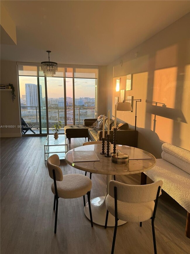 Building Photo - 90 SW 3rd St Unit 2108