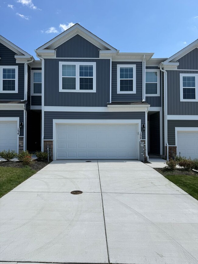 Building Photo - Beautiful 4BR Home with Garage & Modern Kitchen in Greenway Farms